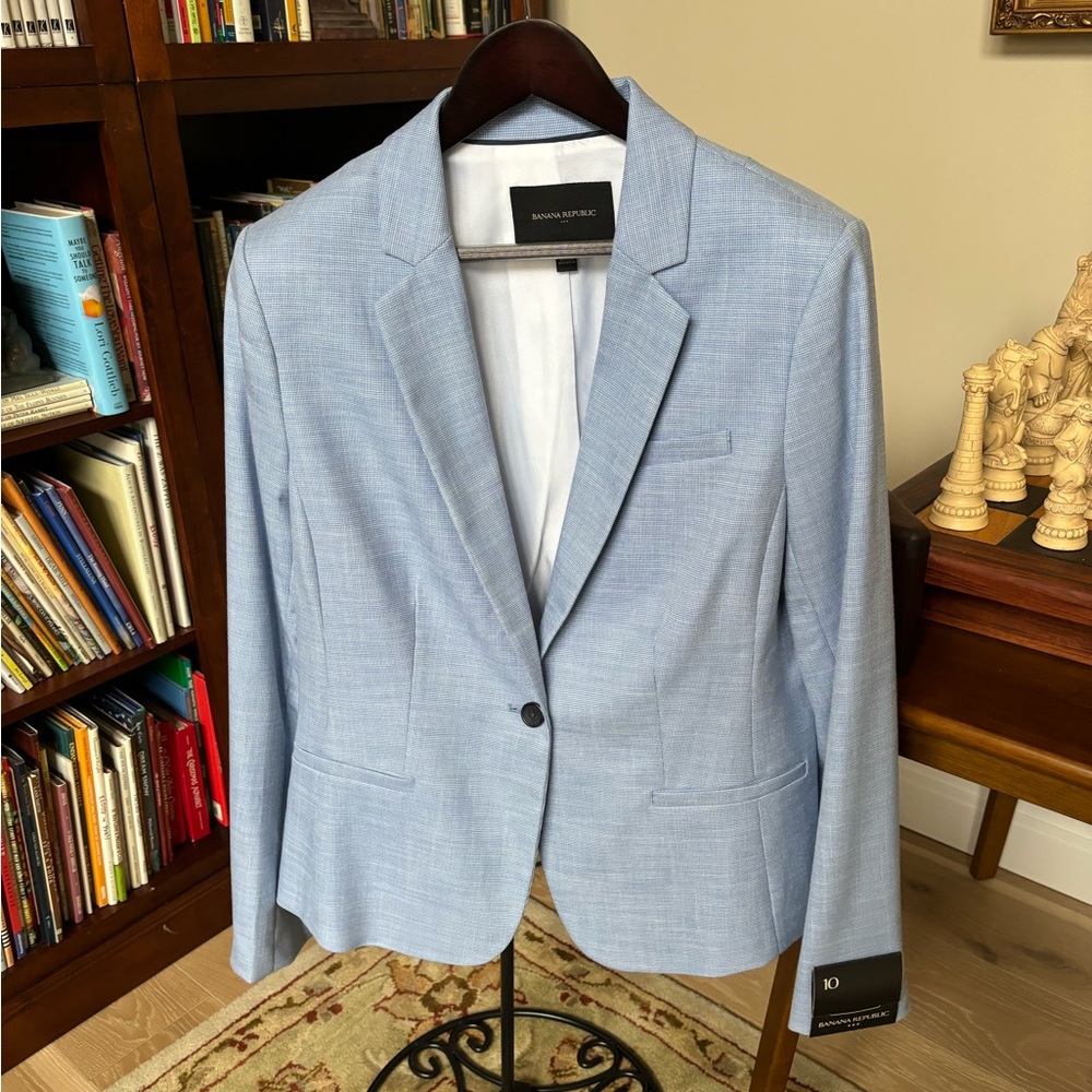 Banana Republic Lt Blue Blazer poly-viscose-spandex, sleeve tag, extra buttons.